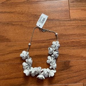 ✨ Natasha White Flower Necklace